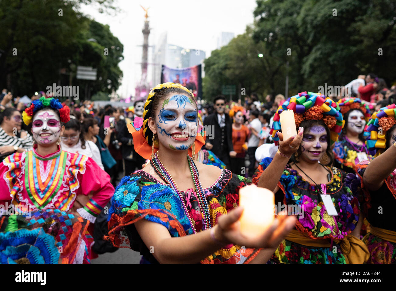 Mexiko-stadt, Mexiko, 26/10/19, Frauen werden gesehen, Tanzen mit Kerzen als Teil der Catrina Prozession in Mexiko Stadt. Credit: Lexie Harrison-Cripps/Alamy Live NewsMexico Stadt, Mexiko, 26/10/19, die catrina Prozession gefeiert wird für die Abbildung von Calavera Garbancera, die ursprünglich von José Guadalupe Posada erstellt. Credit: Lexie Harrison-Cripps/Alamy leben Nachrichten Stockfoto