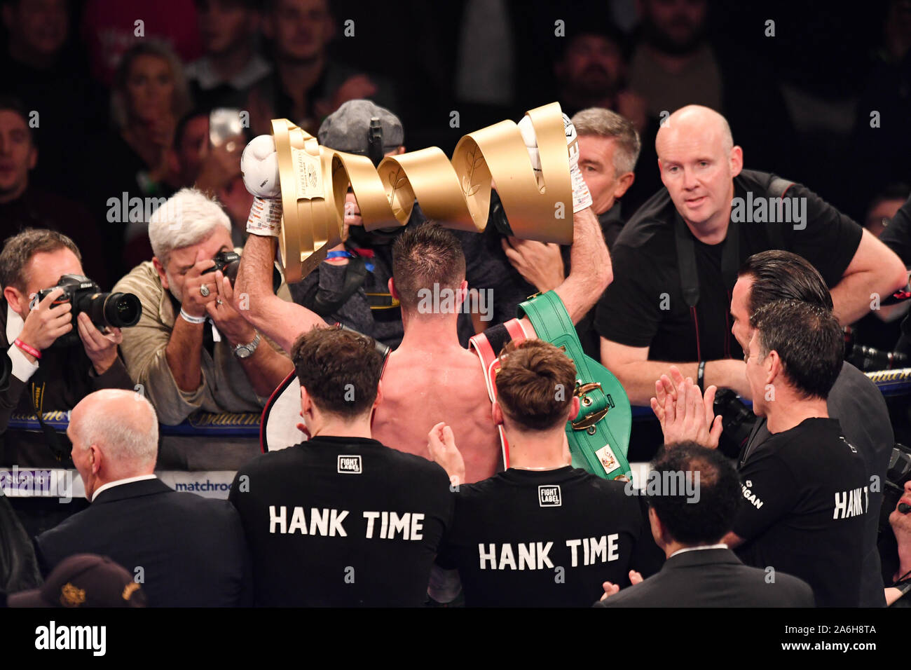 London, Großbritannien. 26 Okt, 2019. Josh Taylor (Mitte) feiert mit Ali Trophäe, nachdem er die Ali-Pokal Endrunde - WBA und IBF-Super-Lightweight Vereinigung während der Regis Prograis vs Josh Taylor an der O2-Arena am Samstag, Oktober 26, 2019 in London, Vereinigtes Königreich. Credit: Taka G Wu/Alamy leben Nachrichten Stockfoto