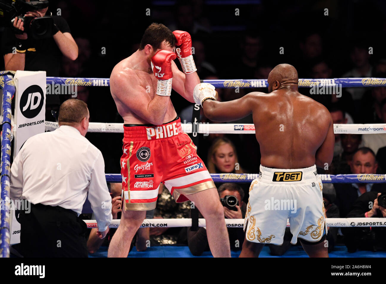 London, Großbritannien. 26 Okt, 2019. Derek Chisora (rechts) vs David Preis (Mitte) - Freie Wbo Intercontinental Heavyweight Championship während unter Card der Regis Prograis vs Josh Taylor an der O2-Arena am Samstag, Oktober 26, 2019 in London, Vereinigtes Königreich. Credit: Taka G Wu/Alamy leben Nachrichten Stockfoto