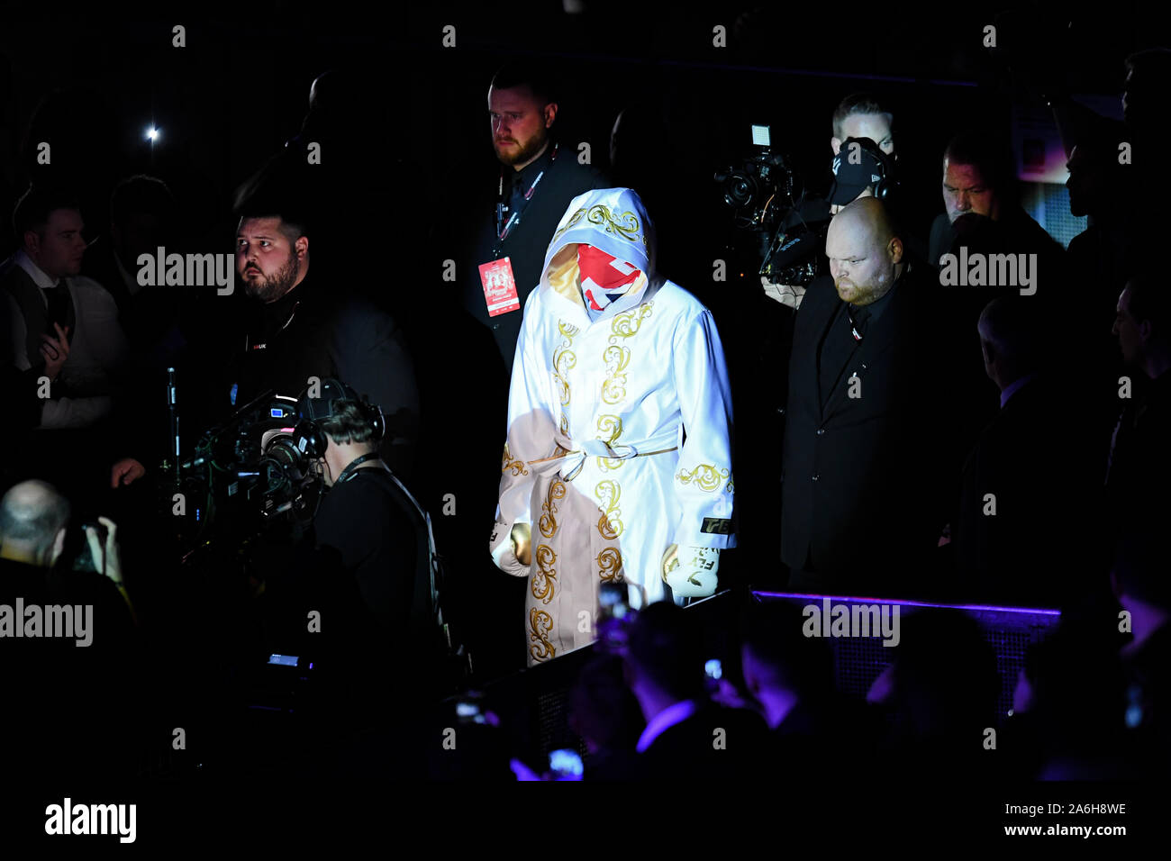 London, Großbritannien. 26 Okt, 2019. Derek Chisora (in weißem Kleid) macht sich auf den Weg in den Ring vor dem Spiel mit vs David Preis für den vakanten WBO-Intercontinental Heavyweight Championship während unter Card der Regis Prograis Josh Taylor an der O2-Arena am Samstag, Oktober 26, 2019 IN LONDON, VEREINIGTES KÖNIGREICH vs. Credit: Taka G Wu/Alamy leben Nachrichten Stockfoto