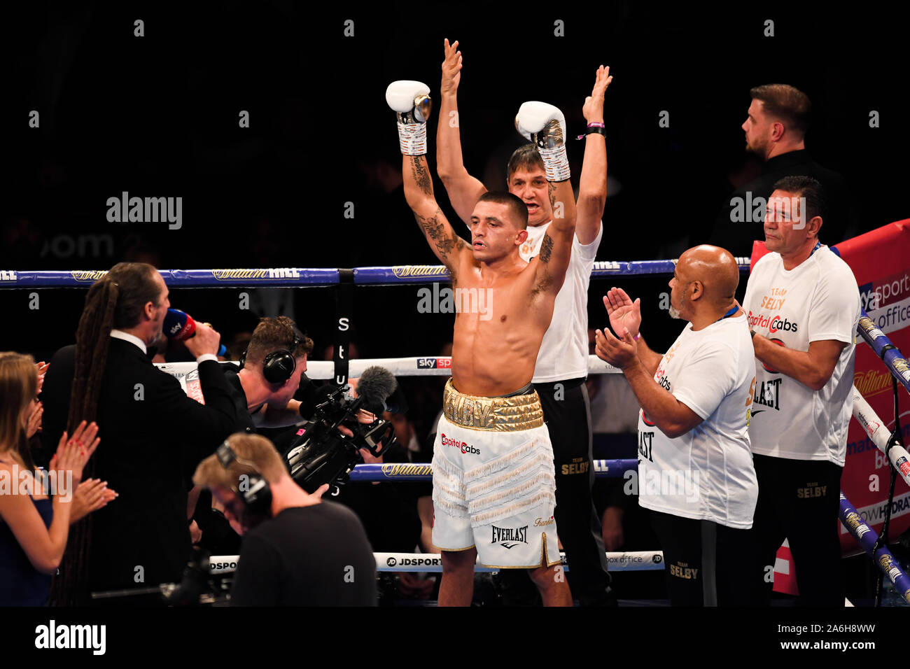 London, Großbritannien. 26 Okt, 2019. Lee Selby (Mitte) feiert nach dem gewinn spiel mit Ricky brennt für die Leichte Wettbewerb während unter Kampf Karte von Regis Prograis vs Josh Taylor an der O2-Arena am Samstag, Oktober 26, 2019 in London, Vereinigtes Königreich. Credit: Taka G Wu/Alamy leben Nachrichten Stockfoto