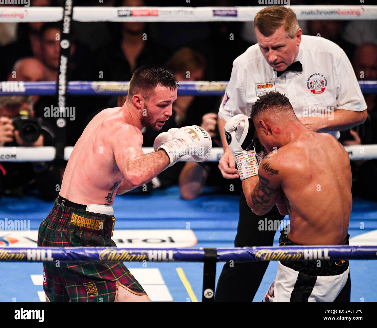 London, Großbritannien. 26 Okt, 2019. Regis Prograis (rechts) vs Josh Taylor (links) - Ali Trophäe endgültig - WBA und IBF-Super-Lightweight Vereinigung während der Regis Prograis vs Josh Taylor an der O2-Arena am Samstag, Oktober 26, 2019 in London, Vereinigtes Königreich. Credit: Taka G Wu/Alamy leben Nachrichten Stockfoto