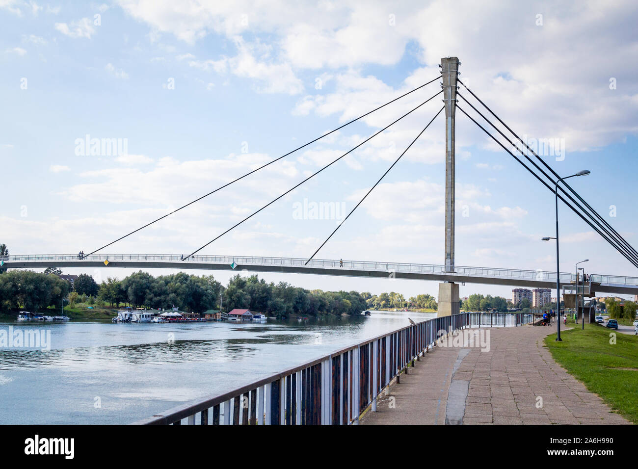 SREMSKA MITROVICA, Serbien - September 24, 2016: Saint Irinej Brücke (Die meisten svetog corring Irineja) der Fluss Sava in Sremska Mitrovica (Serbien). Sremsk Stockfoto