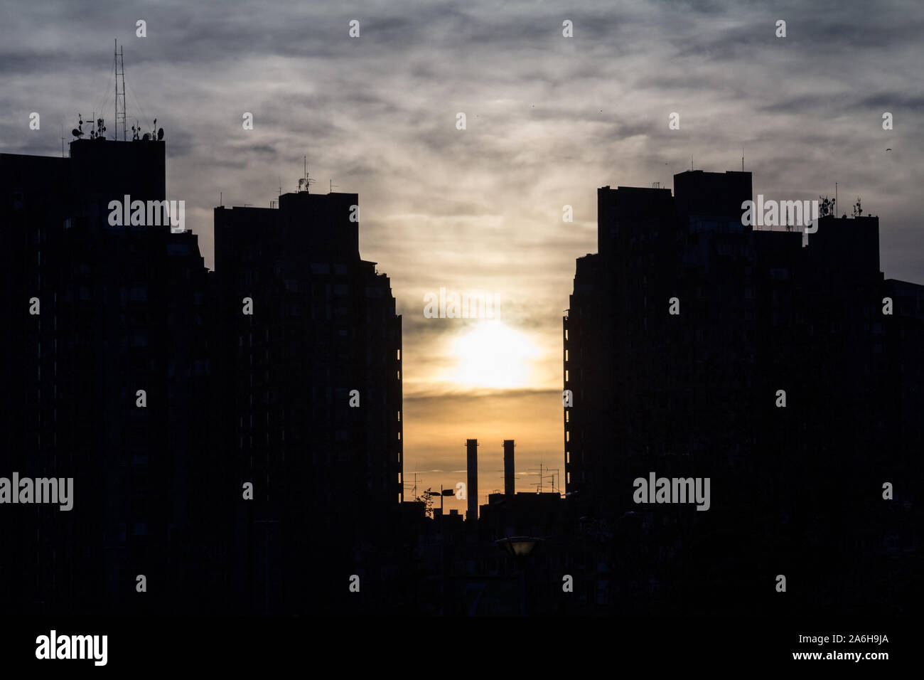 Form der traditionellen kommunistischen Gehäuse Türme in einem Vorort von Belgrad, in Neu Belgrad mit industrieschornsteinen in der Abenddämmerung. Diese Art von hoch erhebt sich ein Stockfoto