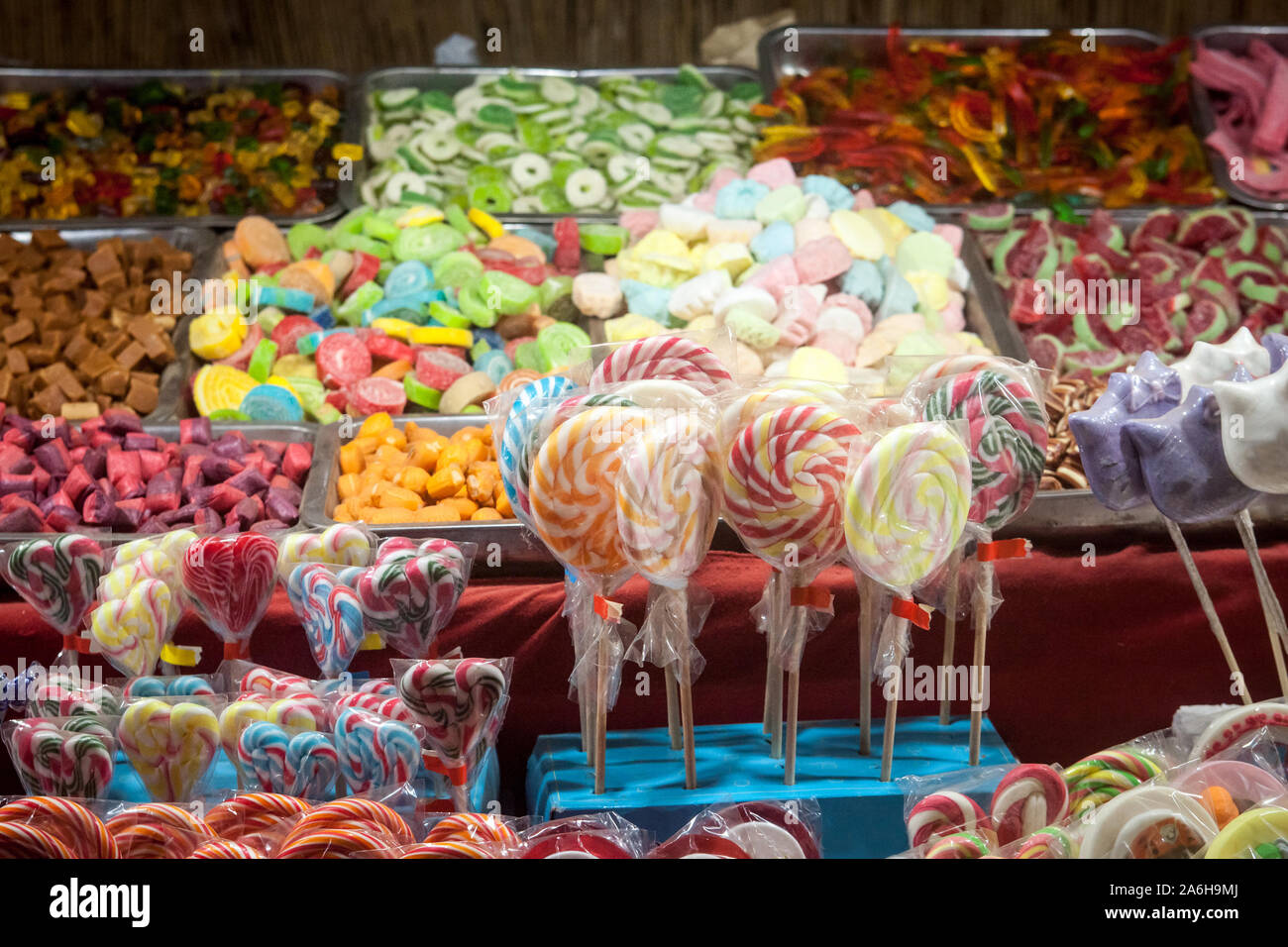 Bonbons, vor allem Gummibärchen Süßigkeiten und lollilpops,  diversifizierten, Anzeige in Lose in einem Candy Shop beim Karneval oder  ein faires Bild der Stände einer können Stockfotografie - Alamy