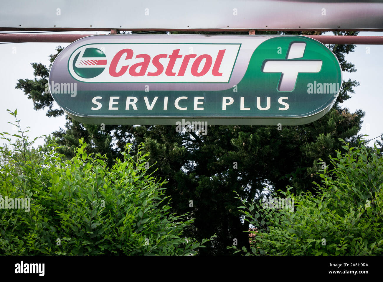 Belgrad, SERBIEN - 26. MAI 2019: Castrol Logo auf ihren wichtigsten Einzelhändler für Belgrad. Castrol ist eine britische Marke von Motor und Auto Öl und Wartung pr Stockfoto