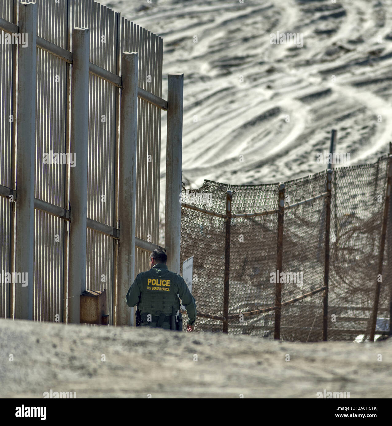 San Diego, Kalifornien, USA. 26 Okt, 2019. Ein United States Border Patrol-Agenten Spaziergänge entlang einer von zwei grenzzäunen zwischen den Vereinigten Staaten und Mexiko. Dieser Abschnitt des Zauns ist an der Grenze Feld State Park, dem Südwesten der USA. Der südlichste Zaun erstreckt sich mehrere Meter in den Pazifischen Ozean. Quelle: David Barak/ZUMA Draht/Alamy leben Nachrichten Stockfoto