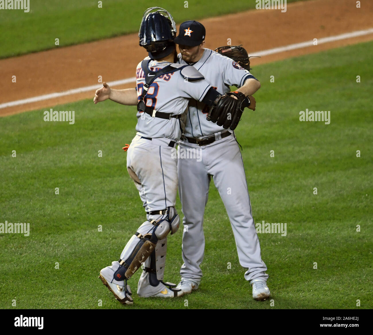 Washington, USA. 27 Okt, 2019. Houston Astros catcher Robinson Chirinos (L) Umarmungen Helfer Chris Devenski nach der Washington Nationals schlagen in Spiel 4 der World Series 2019 an den Angehörigen Park in Washington, DC am Samstag, 26. Oktober 2019. Die Astros schlagen den Angehörigen 8-1 sogar die zwei Spiele der Serie pro Stück. Foto von Pat Benic/UPI Quelle: UPI/Alamy leben Nachrichten Stockfoto