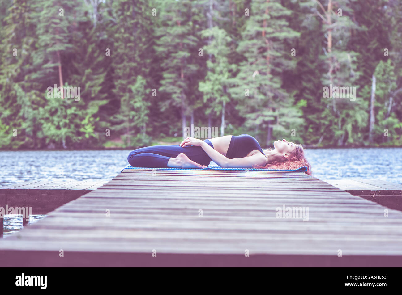 Junge yogi Mädchen üben Yoga, Held, virasana Pose auf dem See. Das Konzept der Beschwichtigung, gesunde Lebensweise. Stockfoto