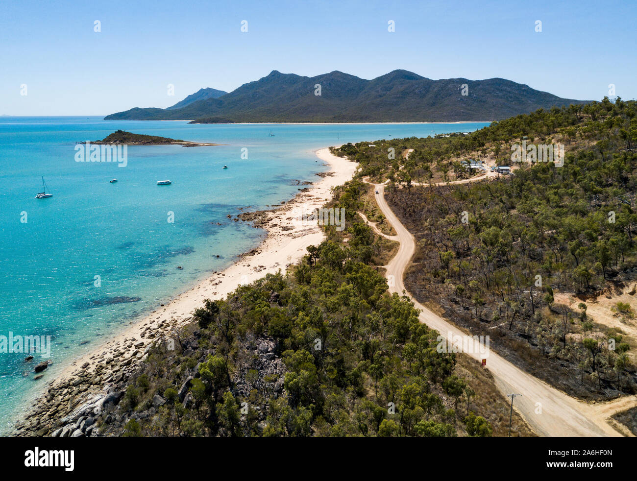 Hideway beach Dieser kleine Weiler an der Küste an einem langen, weißen Sandstrand auf einem Nicht-Straße ca. 50 Kilometer von Airlie Beach eingestellt ist Stockfoto