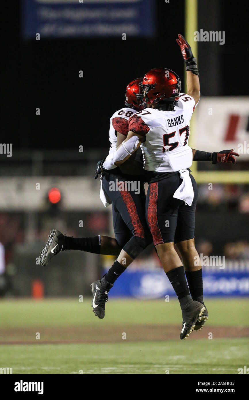 Oktober 26, 2019: San Diego Zustand Aztecs defensive lineman Keshawn Banken (57) und Myles Cheatum (68) einen Sack während der NCAA Football Spiel der San Diego State Azteken und die UNLV Rebellen bei Sam Boyd Stadium in Las Vegas, NV feiern. Die San Diego State Azteken führen die UNLV Rebellen an Halbzeit 17 zu 7. Christopher Trim/CSM Stockfoto