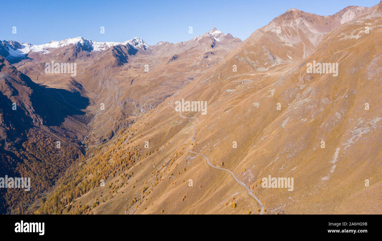 Straße zu den Gavia Pass in Italien. Erstaunlich Luftaufnahme des Berges Biegungen erzeugen schöne Formen. Abfallzeit. Warme Farben Stockfoto