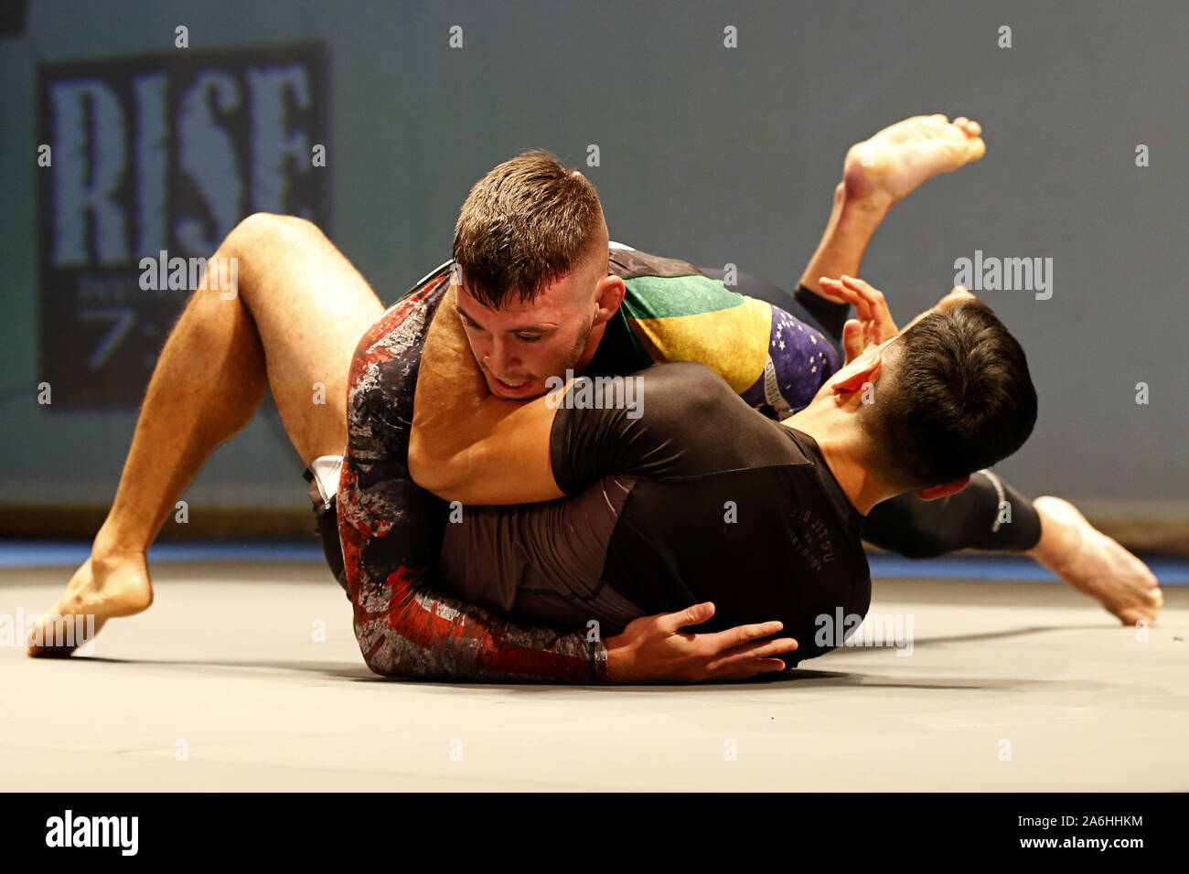 Westbury, New York, USA. 26 Okt, 2019. BILL ALGEO (oben) kämpft gegen PHILLIPE HANNOVER während des Aufstieges Einladungs grappling Veranstaltung im Raum in Westbury, New York. Credit: Anna Sergeeva/ZUMA Draht/Alamy leben Nachrichten Stockfoto