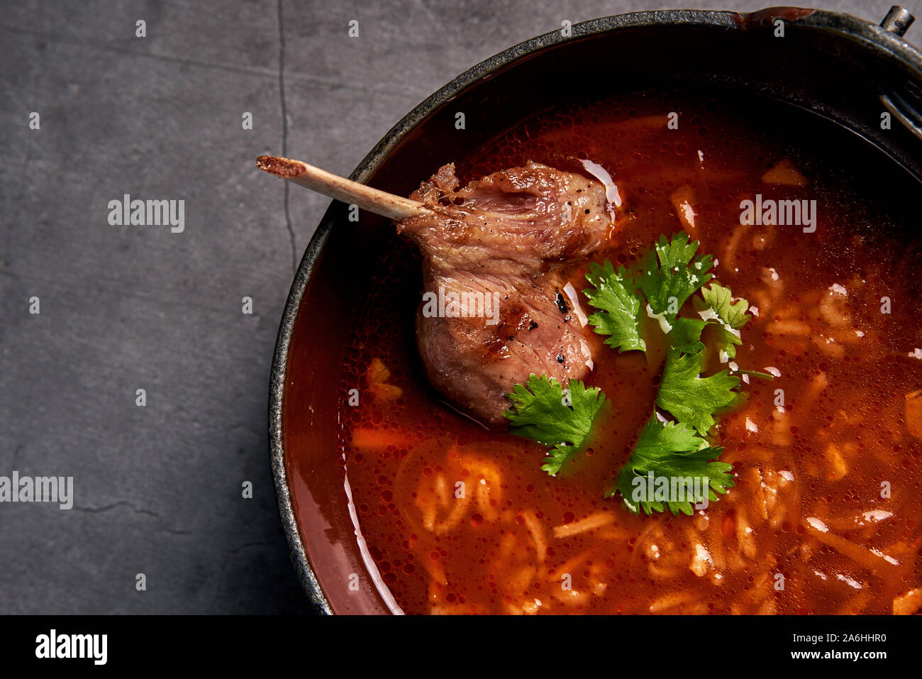 Heiße rote Suppe mit Fleisch Stockfoto