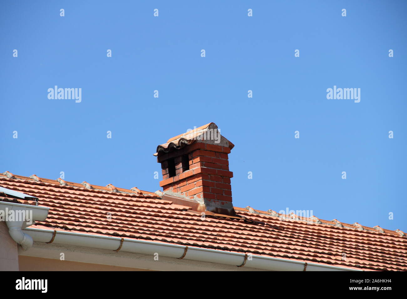 Einen gemauerten Schornstein auf dem Dach Stockfotografie - Alamy