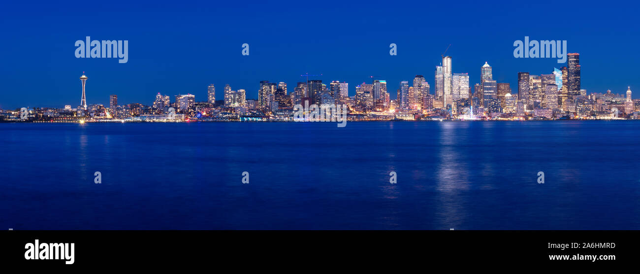 Panorama von Seattle Skyline bei Nacht, von West Seattle, Washington, USA gesehen Stockfoto