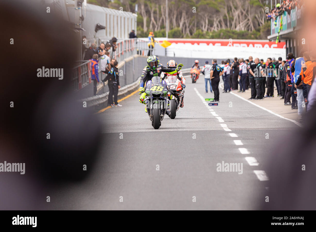Phillip Island, Australien. 27. Oktober, 2019. Valentino Rossi (46) Reiten für Yamaha Factory Racing (ITA) nach dem MotoGP-Rennen auf dem promac Generac australische MotoGP. Credit: Dave Hewison/Alamy leben Nachrichten Stockfoto