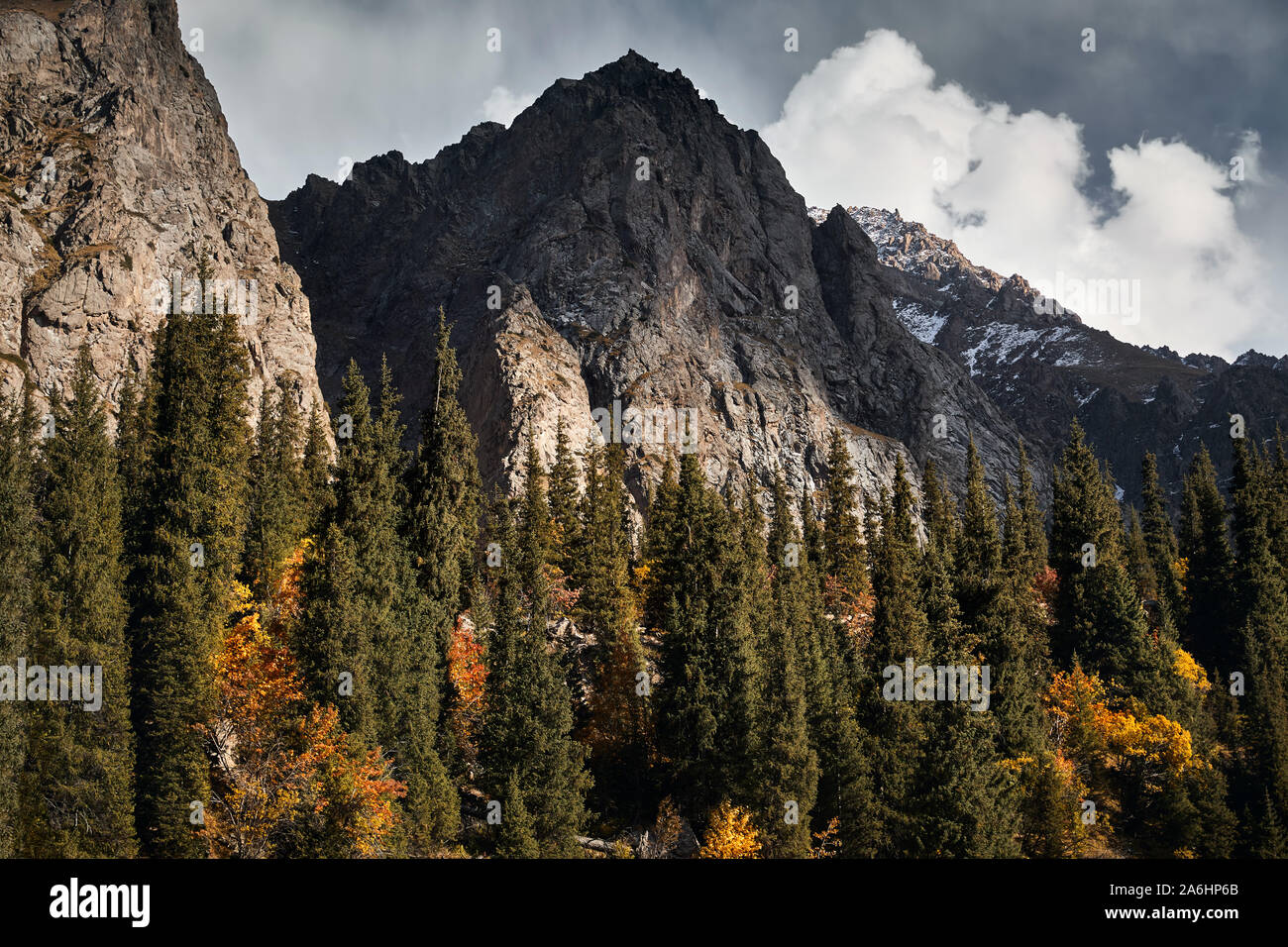 Schöne Landschaft von Berg Tal mit Herbst Wald bei Sonnenuntergang in Kasachstan Stockfoto