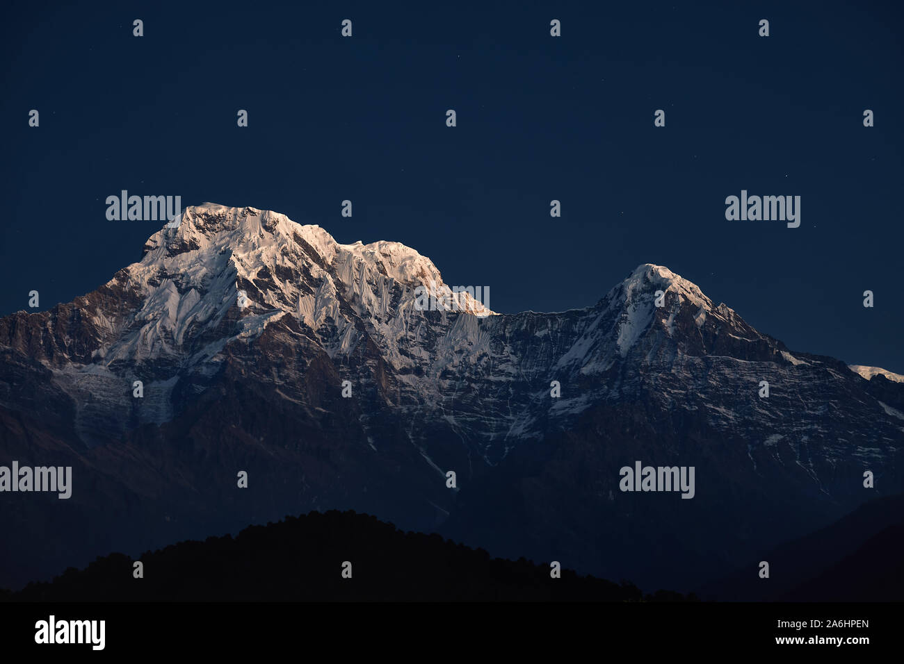 Snowy Annapurna und Hinchuli Berge an dunklen blauen Himmel bei Sonnenaufgang in Nepal Stockfoto