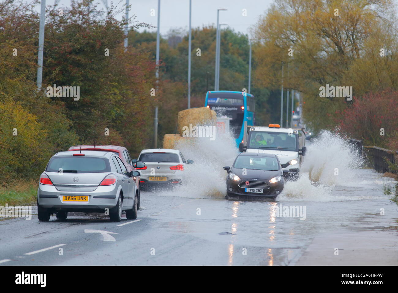 26. Oktober 2019, Castleford, West Yorkshire, UK Autofahrer Risiko durch Barnsdale Road fahren Überschwemmungen nach 24 Stunden von starken Regenfällen. Stockfoto