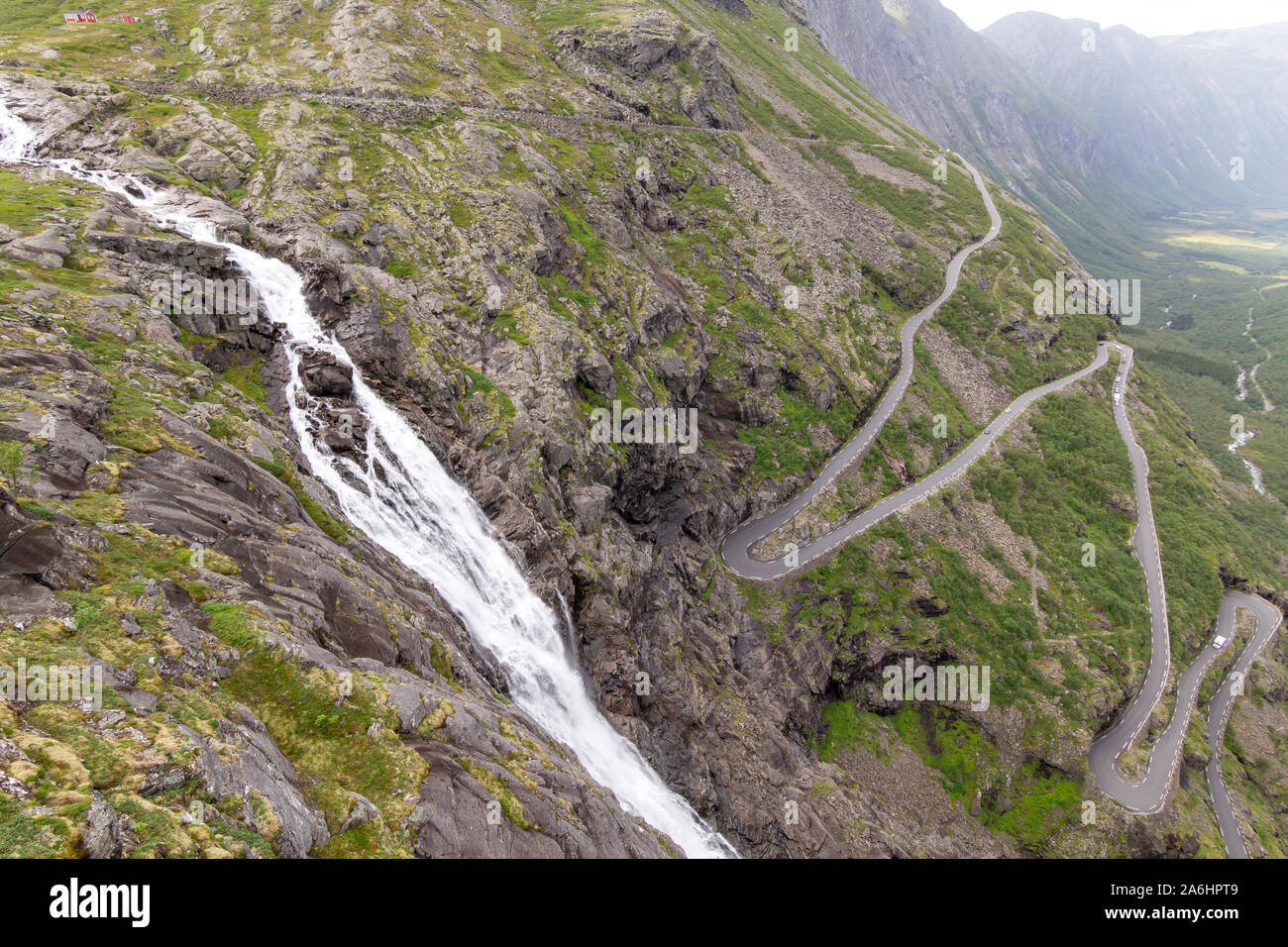 Trollstigen Serpentinenstraße in Norwegen, einem berühmten Mountain Pass mit steilem Gefälle und Serpentinen. Stockfoto