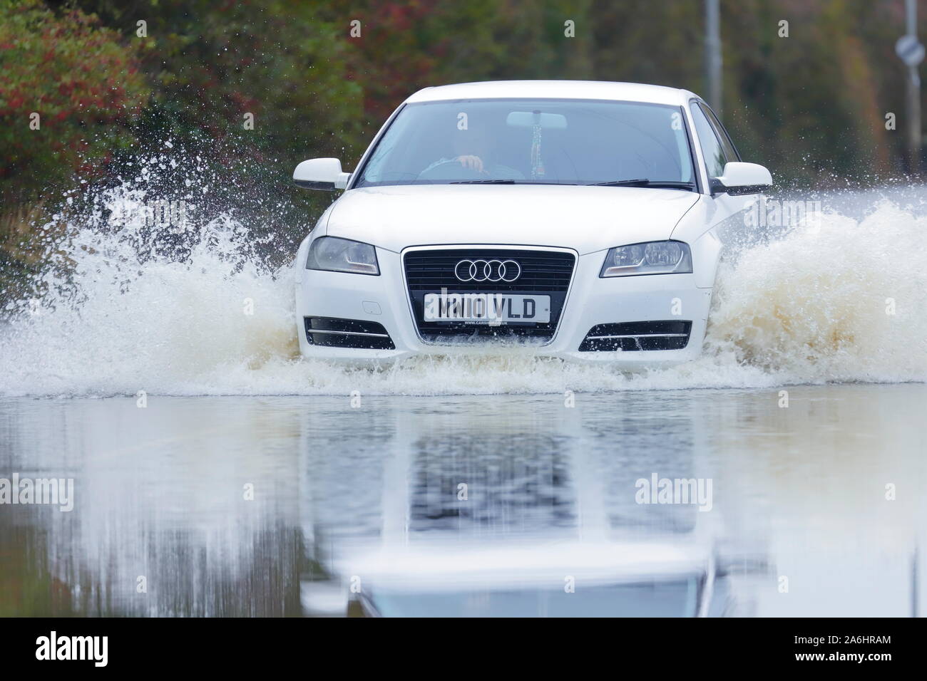 26. Oktober 2019, Castleford, West Yorkshire, UK Autofahrer Risiko durch Barnsdale Road fahren Überschwemmungen nach 24 Stunden von starken Regenfällen. Stockfoto