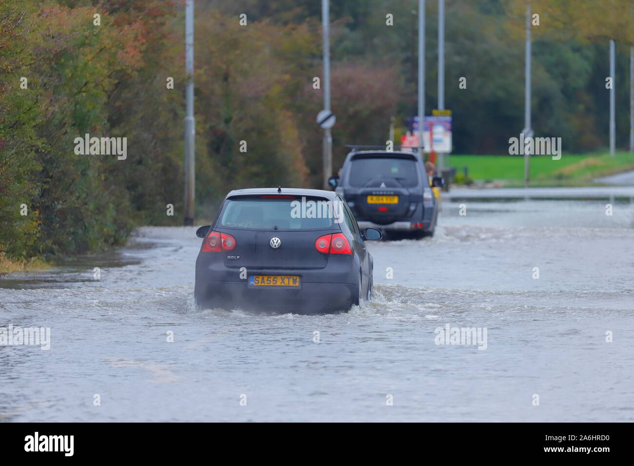 26. Oktober 2019, Castleford, West Yorkshire, UK Autofahrer Risiko durch Barnsdale Road fahren Überschwemmungen nach 24 Stunden von starken Regenfällen. Stockfoto