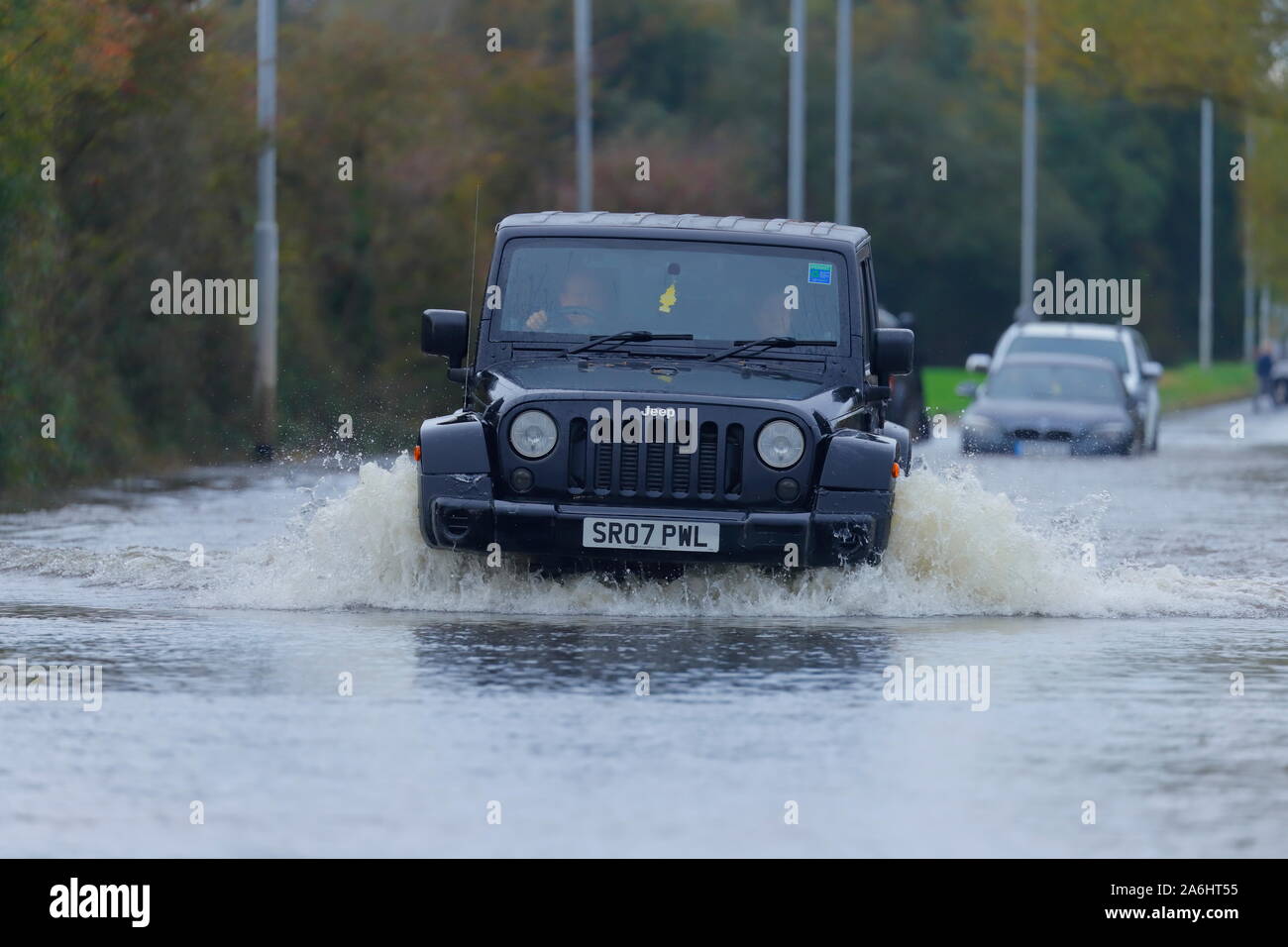 26. Oktober 2019, Castleford, West Yorkshire, UK Autofahrer Risiko durch Barnsdale Road fahren Überschwemmungen nach 24 Stunden von starken Regenfällen. Stockfoto