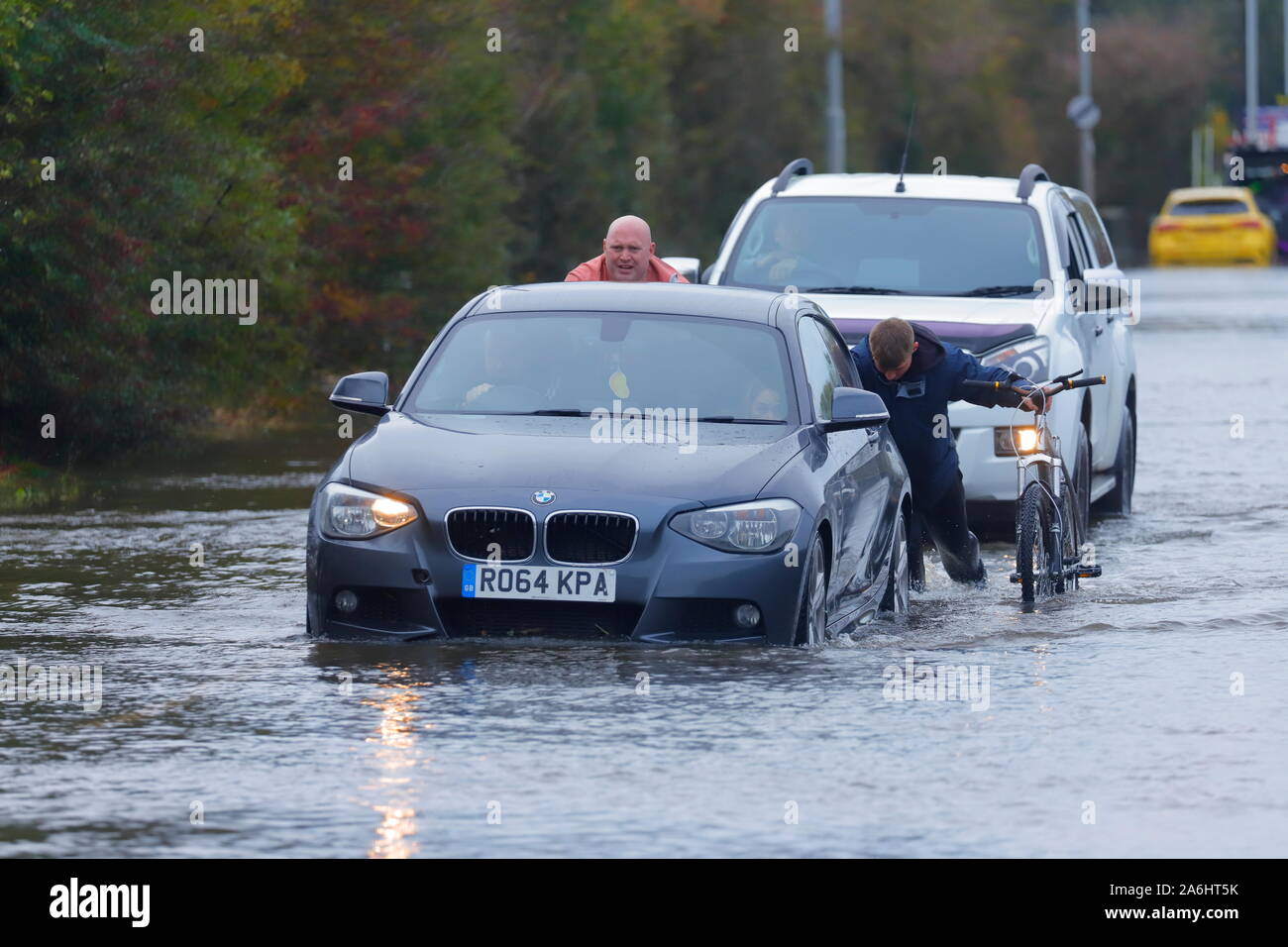 Samariter push ein Auto aus Hochwasser nach dem verlorenen auf Barnsdale Road in Castleford. Stockfoto