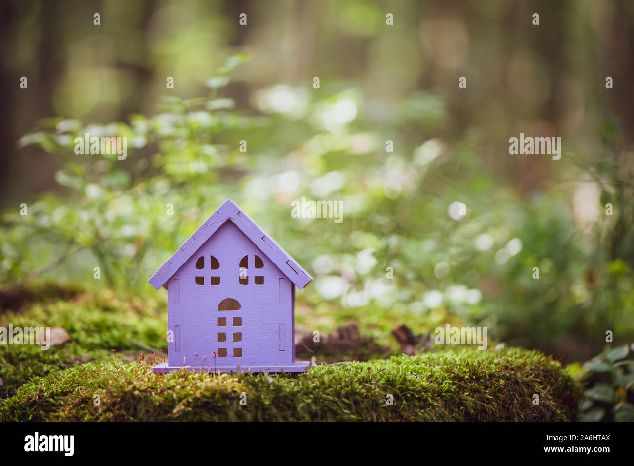 Fabelhaft, Spielzeug, Haus, die Farben von Lavendel, vor dem Hintergrund einer märchenhaften Wald. Konzept gemütliches Heim, gemütliche Welt. Stockfoto