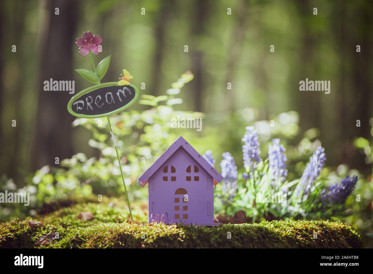 Fabelhaft, Spielzeug, Haus, die Farben von Lavendel mit ein Zeichen für die Beschriftung, vor dem Hintergrund einer märchenhaften Wald. Konzept gemütliches Heim, gemütliche Welt. Stockfoto