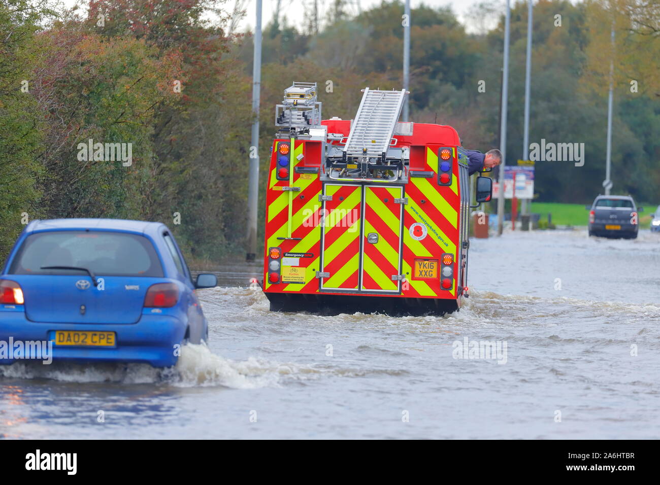 26. Oktober 2019, Castleford, West Yorkshire, UK_Autofahrer Risiko durch Barnsdale Road fahren Überschwemmungen nach 24 Stunden von starken Regenfällen. Stockfoto