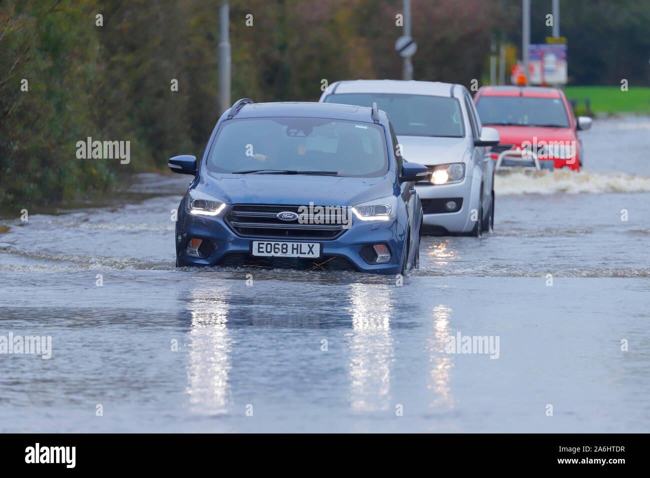 26. Oktober 2019, Castleford, West Yorkshire, UK Autofahrer Risiko durch Barnsdale Road fahren Überschwemmungen nach 24 Stunden von starken Regenfällen. Stockfoto