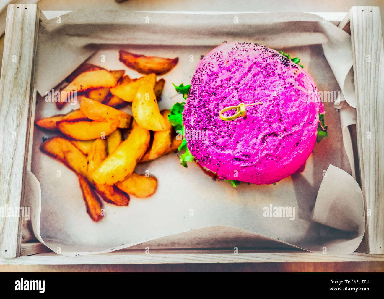 Rosa burger vegane Fast-Food-Mahlzeit, hohen Betrachtungswinkel von vegetarischen mit Pommes von oben Stockfoto
