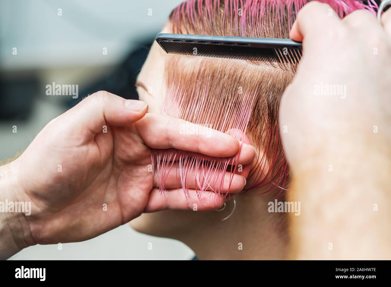 Friseur kämme Girl's Haar beim Schneiden. Hände von Friseur sind Kämmen der Frau Haar an Beauty Salon. Stockfoto