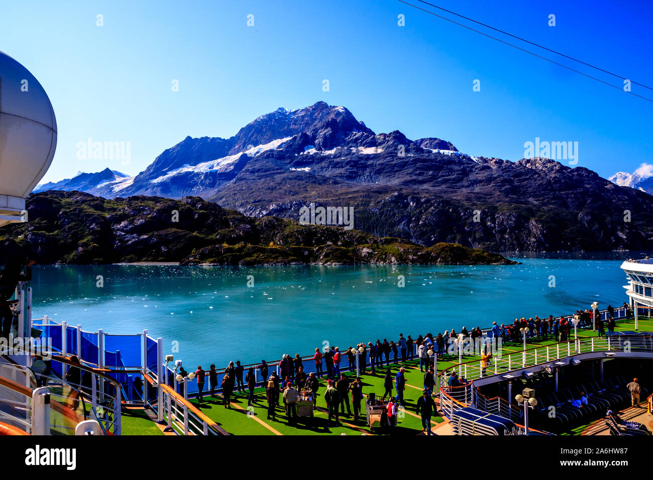 Glacier Bay, Alaska, mit dem Berg im Hintergrund und Deck der Bootsfahrt im Vordergrund Stockfoto