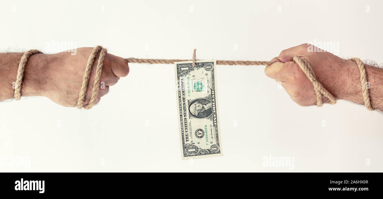 Ziehen Sie das Geld auf Seil, die metaphoring comptetion in Finanzgeschäfte. Stockfoto