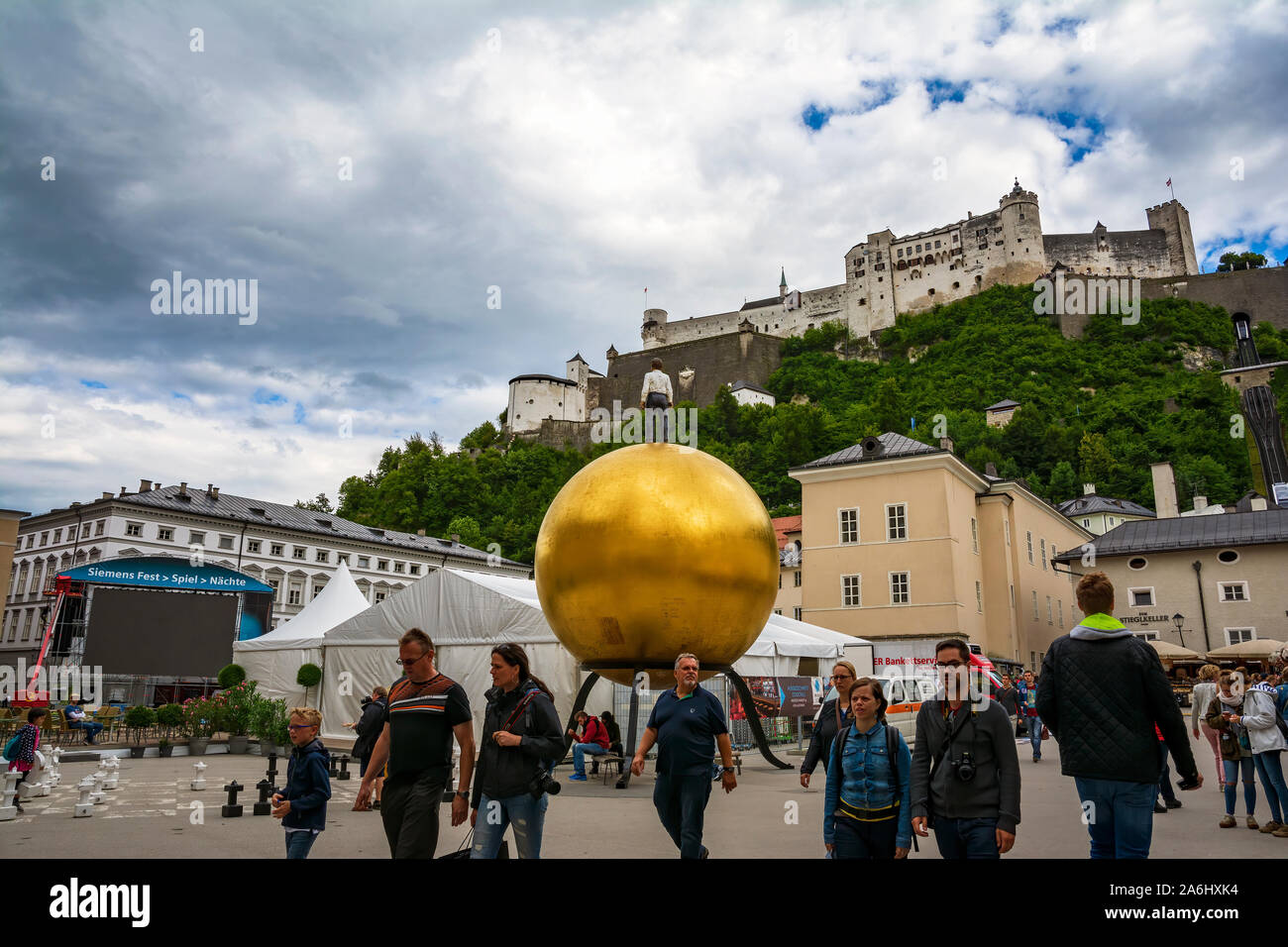 Kapitelplatz Platz mit Stephan Balkenhol Sphaera, eine Skulptur von
