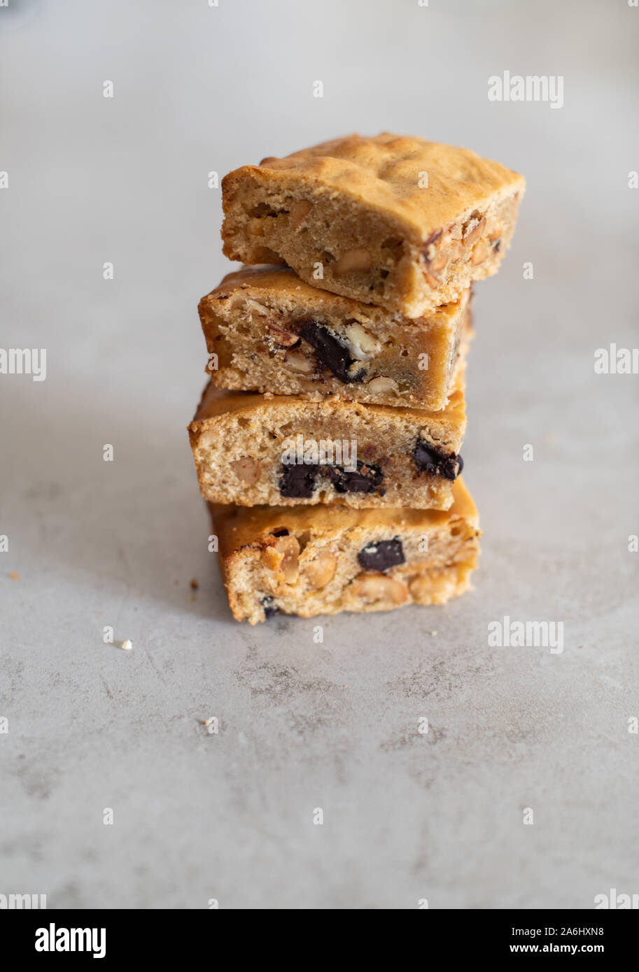 Blondie Brownies mit Erdnussbutter und weiße Schokolade. Hausgemachten, köstlichen Dessert. Stockfoto