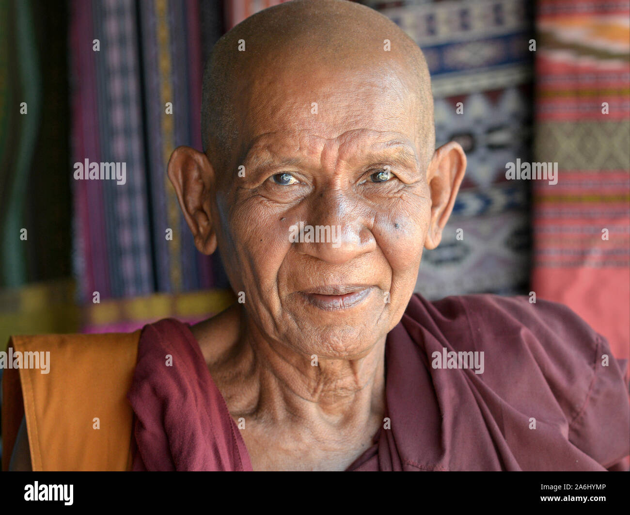 Ältere birmanischen buddhistischen Mönch posiert für die Kamera. Stockfoto