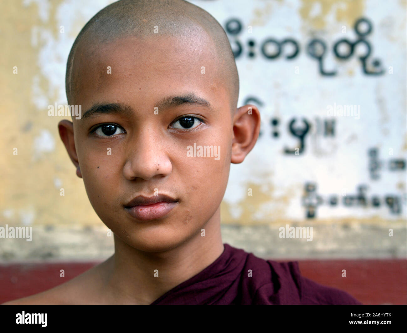 Birmanischen buddhistischen Mönch Teenager posiert für die Kamera. Stockfoto