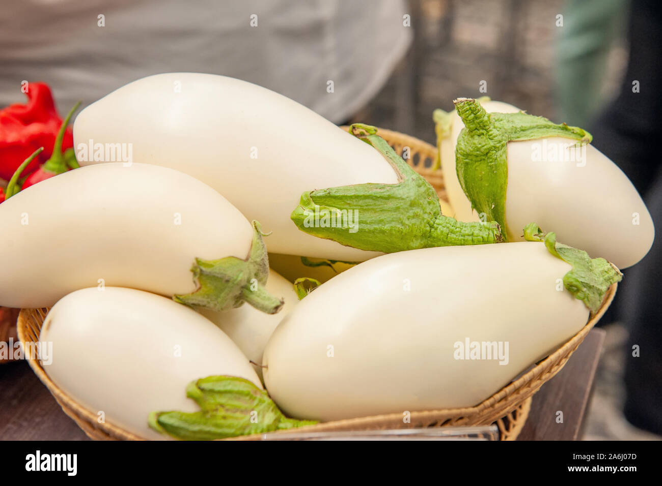 Weißer reif frische Auberginen in einem Weidenkorb auf der Farmers Market liegen. Elite und moderne Sorten und Hybriden von Gemüse. Stockfoto
