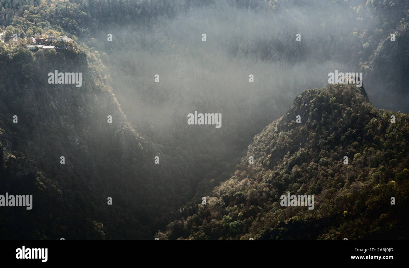 Einen spektakulären Blick in das Bodetal mit steigenden Nebel im Herbst. Mystische Wälder des Harzes in Sachsen-Anhalt in der Nähe von Thale, Deutschland. Stockfoto