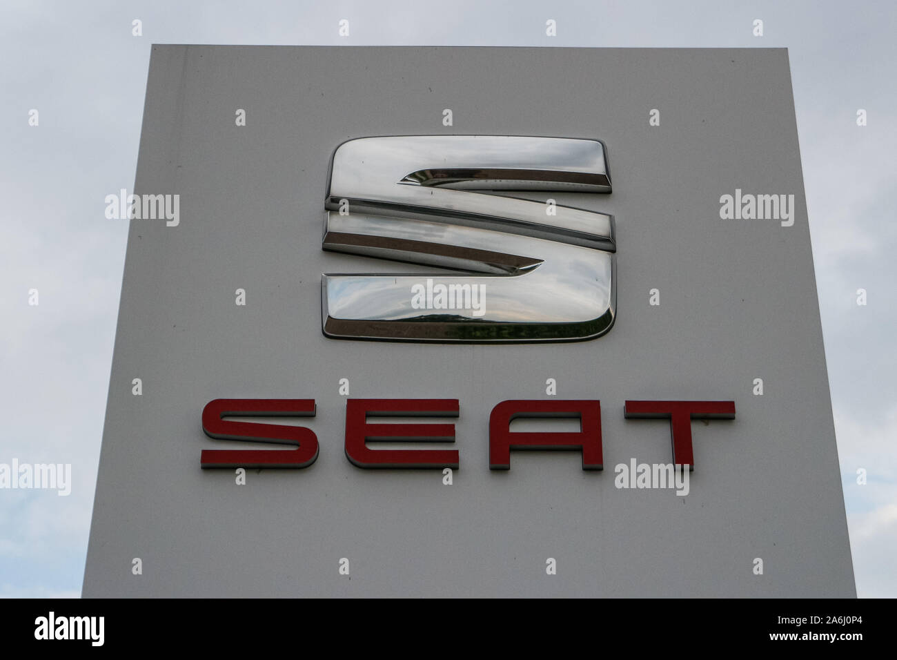 Seat Logo vor Seat Autohaus ist in Kyritz, Brandenburg, Deutschland am 1. August 2019 © Michal Fludra/Alamy Live Nachrichten gesehen Stockfoto