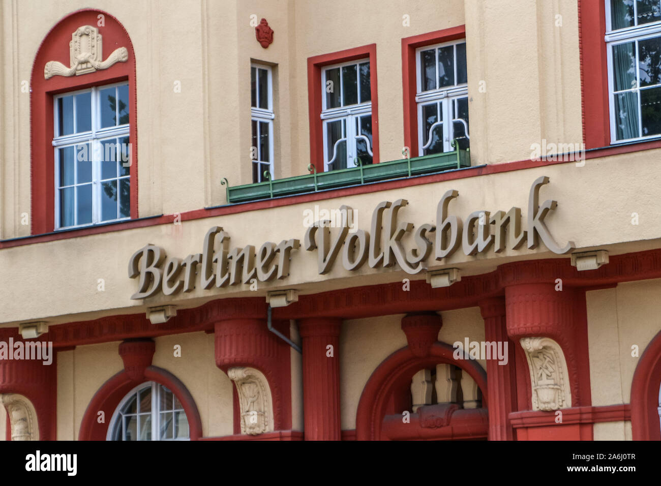 Berliner Volksbank logo ona Gebäude ist in Kyritz, Brandenburg, Deutschland am 1. August 2019 © Michal Fludra/Alamy Live Nachrichten gesehen Stockfoto