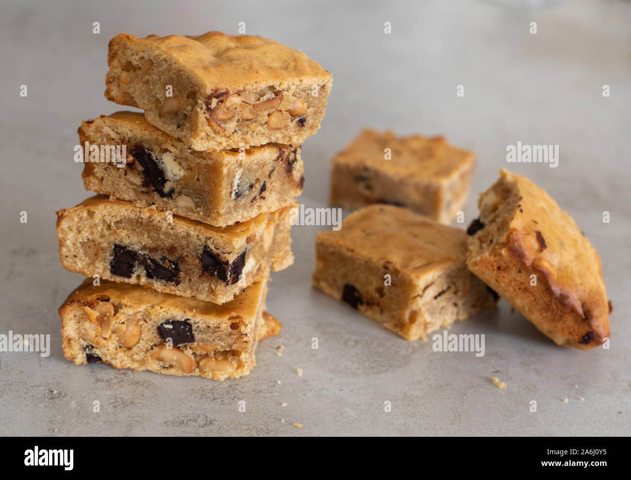 Blondie Brownies mit Erdnussbutter und weiße Schokolade. Hausgemachten, köstlichen Dessert. Stockfoto