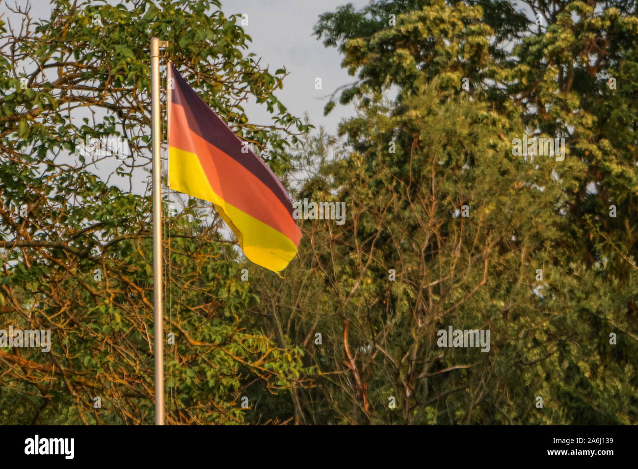 Deutsche Flagge auf dem Wind ist in Kyritz, Brandenburg, Deutschland am 1. August 2019 © Michal Fludra/Alamy Live Nachrichten gesehen Stockfoto