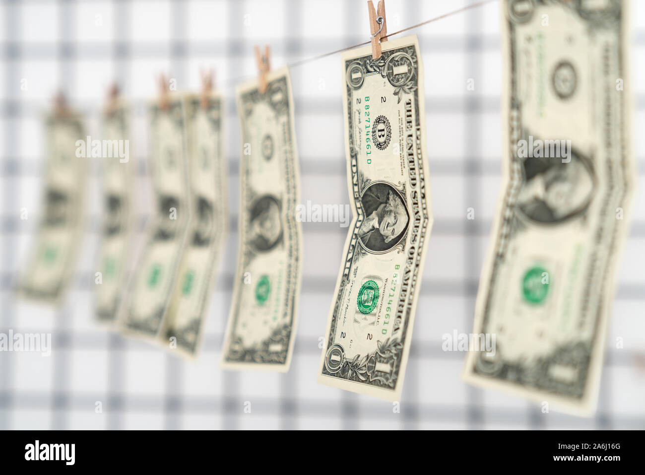 Banknoten hängend an einem Seil für metaphoring Rechtliche finanzielle Unternehmen. Stockfoto