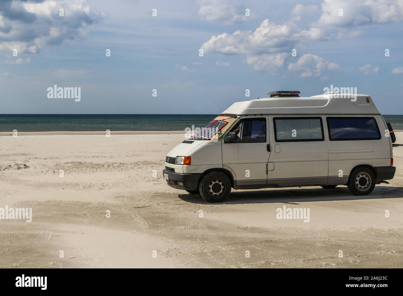 Volkswagen Transporter T4 Camper van Konverter aus der Vergangenheit  Krankenwagen stehen auf dem Strand in der Nähe von Autos Oksbol, Dänemark  ist am 27. Juli 2019 © Michal Fludra/Alamy Live Nachrichten gesehen
