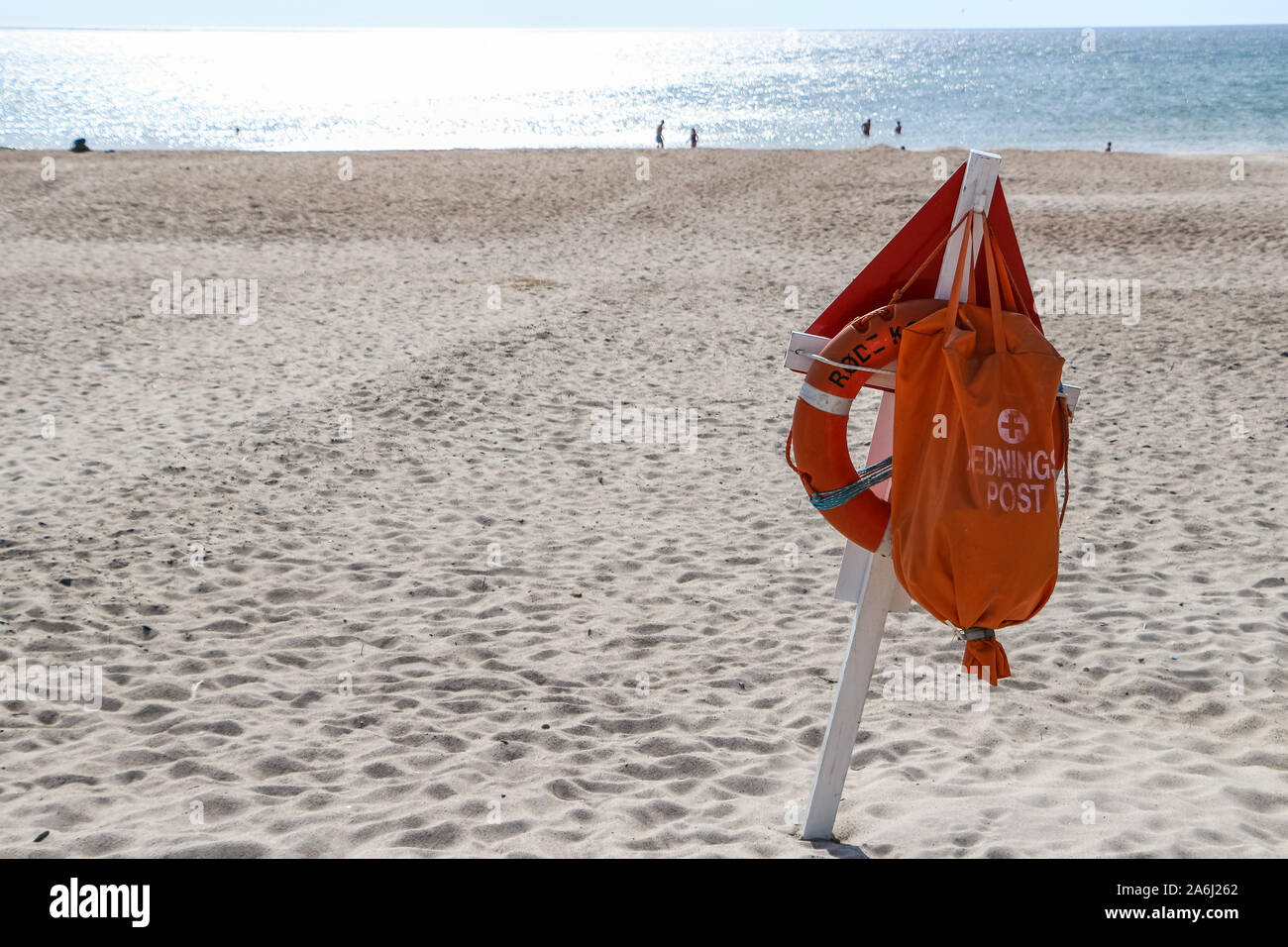Life guard Rescue Equipment an der Nordseeküste liegt am Strand in der Nähe von Hvide Sande, Dänemark am 27. Juli 2019 © Michal Fludra/Alamy Live Nachrichten gesehen Stockfoto